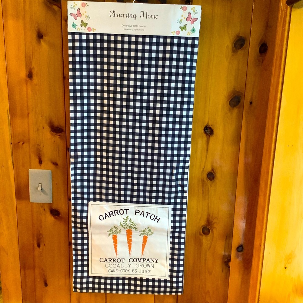 Charming Home Checkered Carrot Patch Table Runner